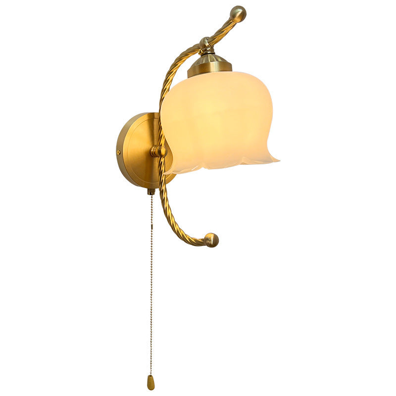 Traditionelle französische Provinzial Kupferbogenhalterung Blumen Glasschirm 1-Licht Wandleuchte für das Schlafzimmer 