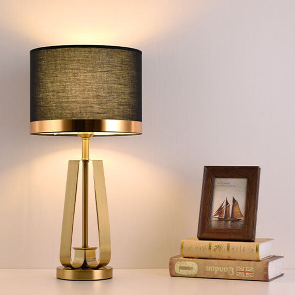 Moderne Luxus-Tischlampe mit schwarzem Stoff, goldener geometrischer Basis und 1 Leuchte