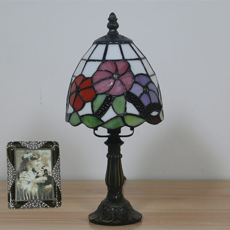 Lámpara de mesa Tiffany tradicional redonda de aleación y vidrio con pantalla cónica tipo domo de 1 luz para dormitorio 