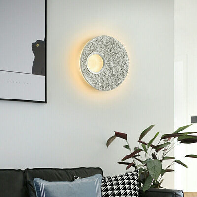 مصباح حائط LED بإطار دائري من الراتنج مع رقائق ذهبية من نورديك كرياتيف 