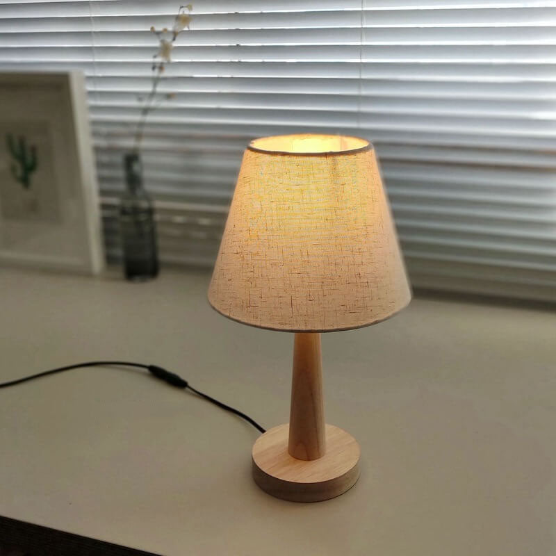 Nordische minimalistische Massivholz-Stoffkegel-Tischlampe mit 1 Leuchte 