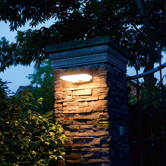 Applique murale LED extérieure carrée moderne avec détection de lumière infrarouge solaire 