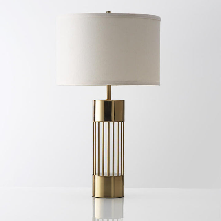 Moderne minimalistische Tischlampe mit Stoffschirm, Metallgestell in Gold und Säulenfuß, 1-flammig, für das Schlafzimmer 