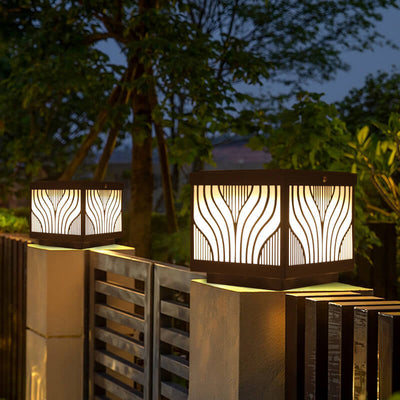 Moderne gemusterte LED-Pfad-Solarleuchte aus Edelstahl im quadratischen Innenhof 