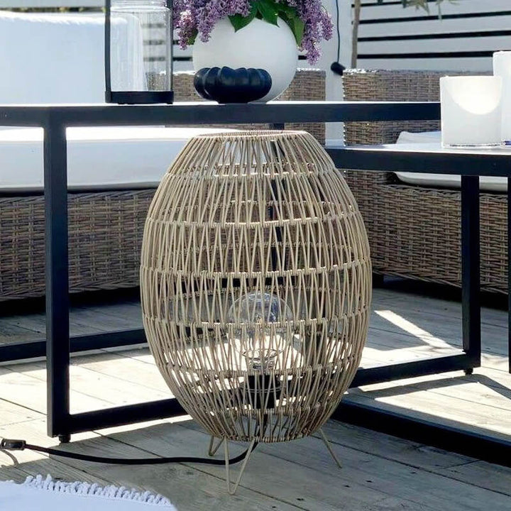 Lámpara de piso de 1 luz para patio impermeable al aire libre con forma redonda de tejido de ratán japonés moderno 