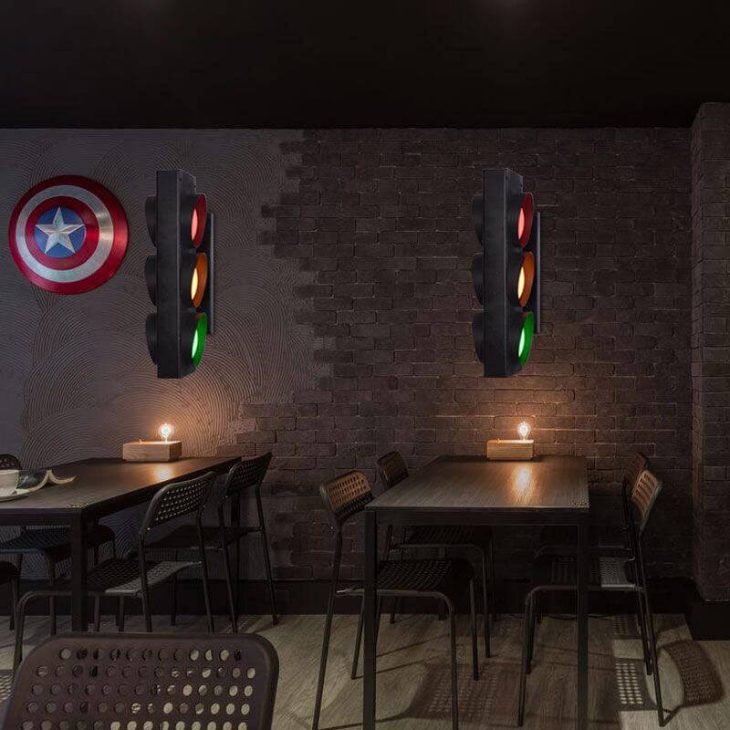 مصباح حائط LED بتصميم إشارة مرور صناعية عتيقة 