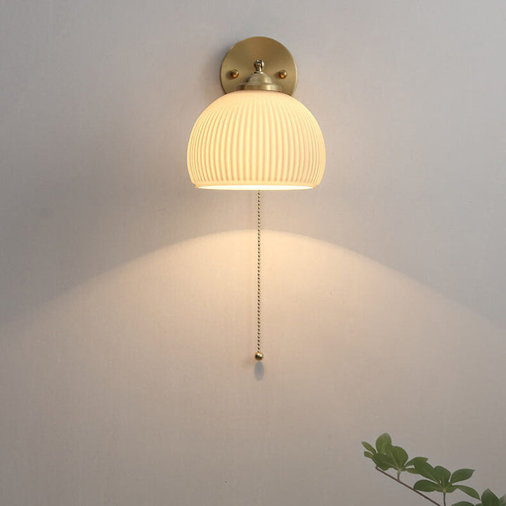 Zeitgenössische nordische Wandlampe mit Zugschalter, 1-flammig, aus weiß gestreiftem Glas und Messing, für das Schlafzimmer 
