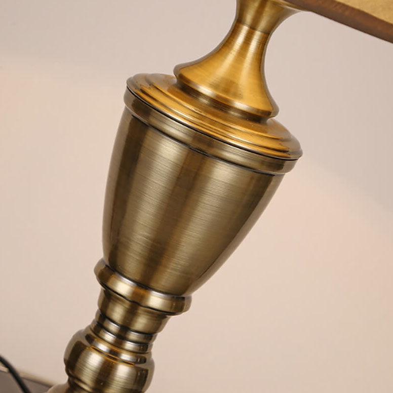 Traditionelle Vintage-Stehlampe mit Stoff-Kegelschirm und Metallgestell, 1-flammig, für das Schlafzimmer 