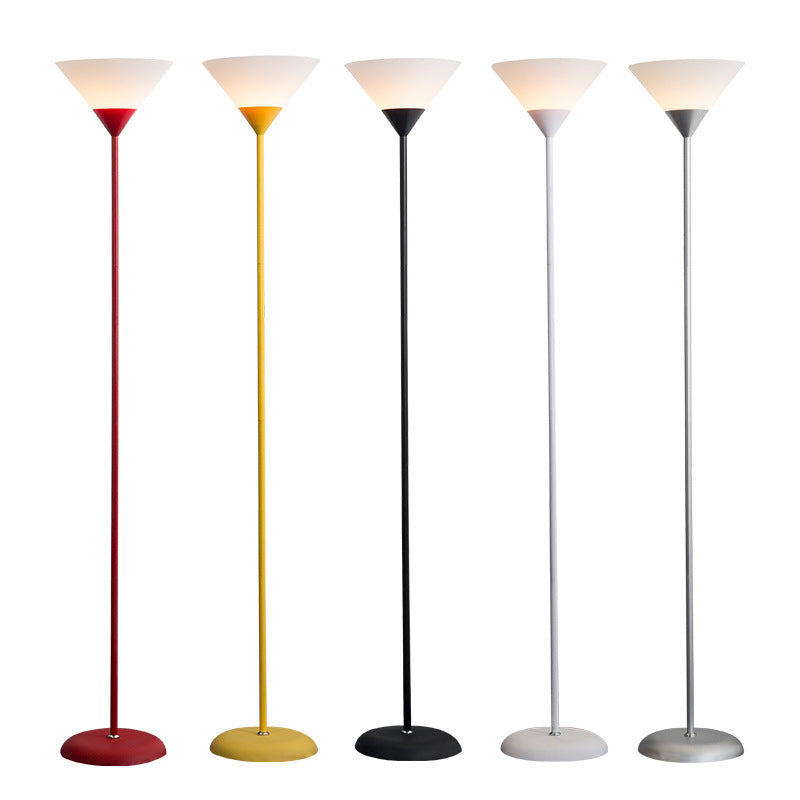 Kreative, minimalistische Kegelschirm-Stehlampe mit 1 Licht