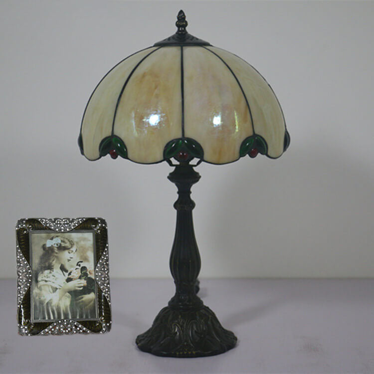 Lampe de table vintage Tiffany beige avec dôme en gemmes vertes à 1 lumière 