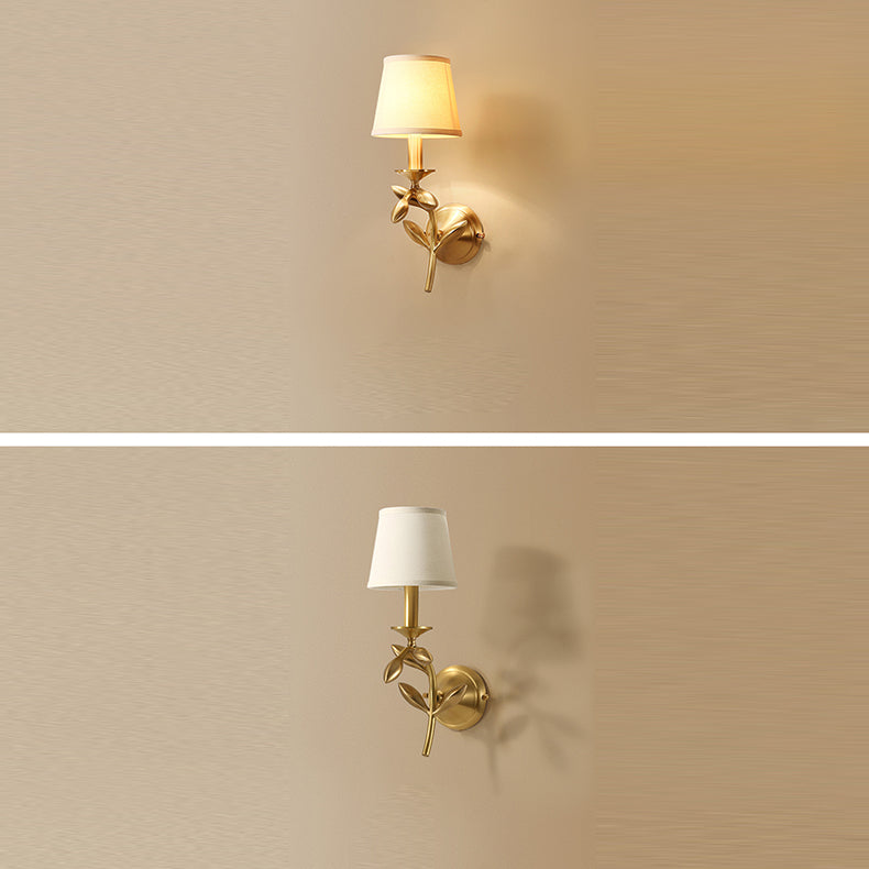 Applique murale 1 lumière avec abat-jour en tissu et cadre finition or moderne pour chambre 