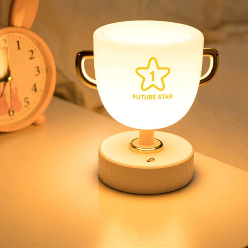Kreative Trophäenbecher LED Nachtlicht USB Tischlampe 
