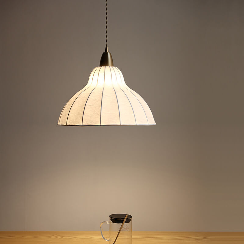 Traditionelle minimalistische japanische Pendelleuchte mit 1 Flamme aus Seide, Eisen und Kupfer in Kuppelform 