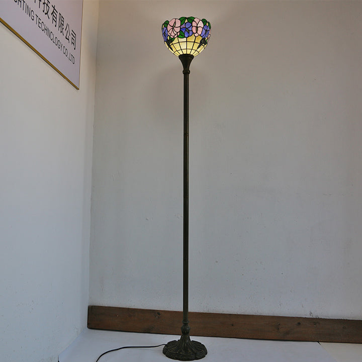 Klassische 1-flammige Stehlampe mit Tiffany-Schmetterlings- und Blumenmotiv aus Buntglas, Kunstharz und Eisen mit Kuppelschirm für das Schlafzimmer 
