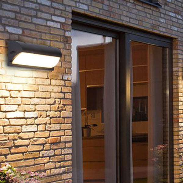 مصباح حائط LED بمستشعر مقاوم للماء بتصميم هندسي بسيط وحديث للاستخدام الخارجي 