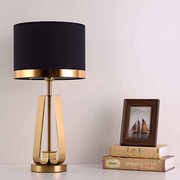 Moderne Luxus-Tischlampe mit schwarzem Stoff, goldener geometrischer Basis und 1 Leuchte