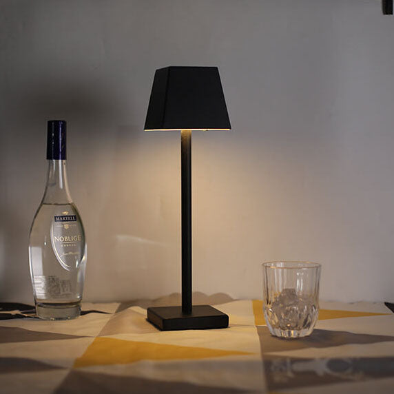 Lampe de table tactile LED carrée en métal de couleur unie moderne 