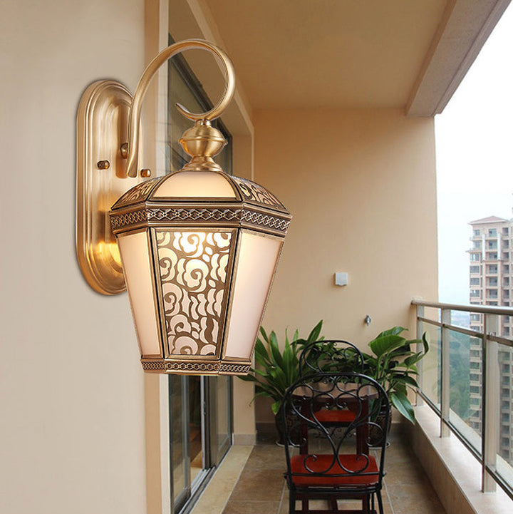 Moderne luxuriöse sechseckige Wandleuchte aus Messing und Glas mit 1 Flamme für das Wohnzimmer 