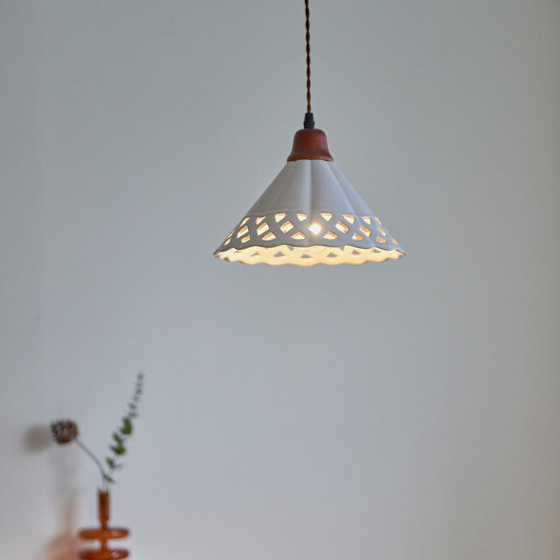 Japanischer minimalistischer trichterförmiger hohler Keramik 1-Licht-Pendelleuchte 