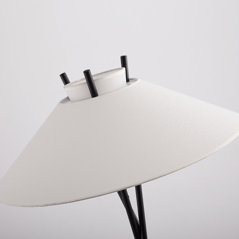 Zeitgenössische, schlichte Stehlampe mit halbkonischem Stoffschirm und Eisenstativ, 1 Licht, fürs Arbeitszimmer