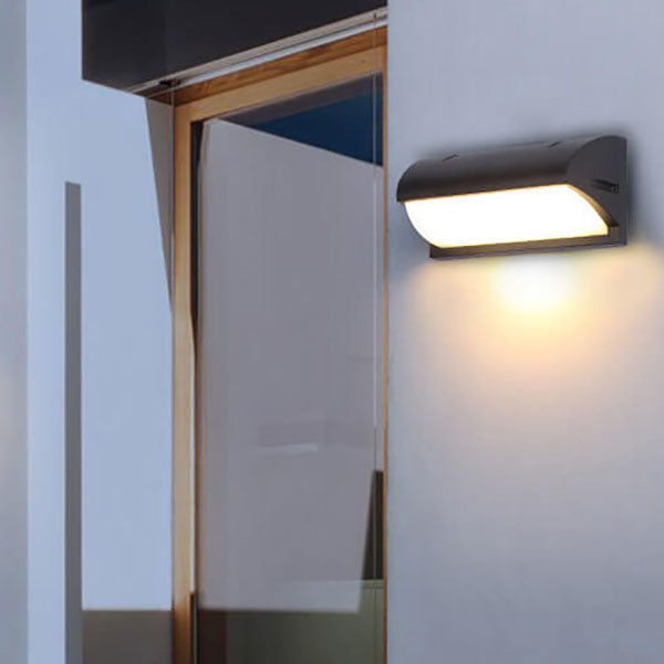 مصباح حائط LED بمستشعر مقاوم للماء بتصميم هندسي بسيط وحديث للاستخدام الخارجي 