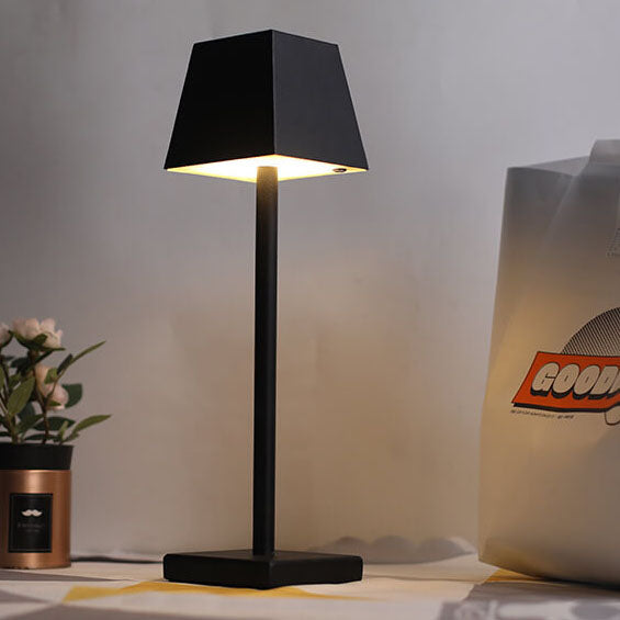 Lampe de table tactile LED carrée en métal de couleur unie moderne 