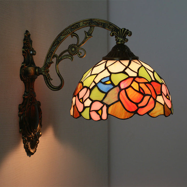Traditionelle 1-flammige Tiffany-Wandleuchte mit floralem Glasdom aus Buntglas und Metallbeschlägen für den Eingangsbereich 
