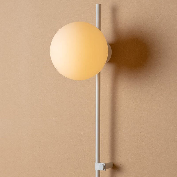 Minimalistische Langstab-Glaskugel 1-Licht Wandleuchte 