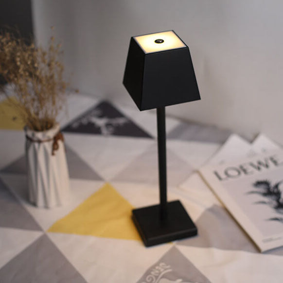 Lampe de table tactile LED carrée en métal de couleur unie moderne 