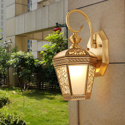 مصباح الجدار الخارجي ذو الضوء الواحد بتصميم سداسي حديث أوروبي من النحاس والزجاج المقاوم للماء 