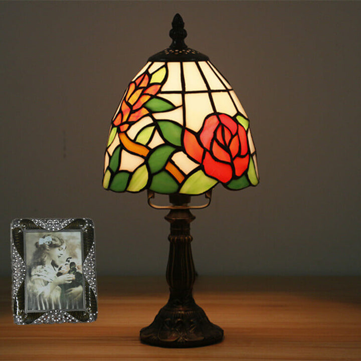 Lámpara de mesa Tiffany tradicional redonda de aleación y vidrio con pantalla cónica tipo domo de 1 luz para dormitorio 