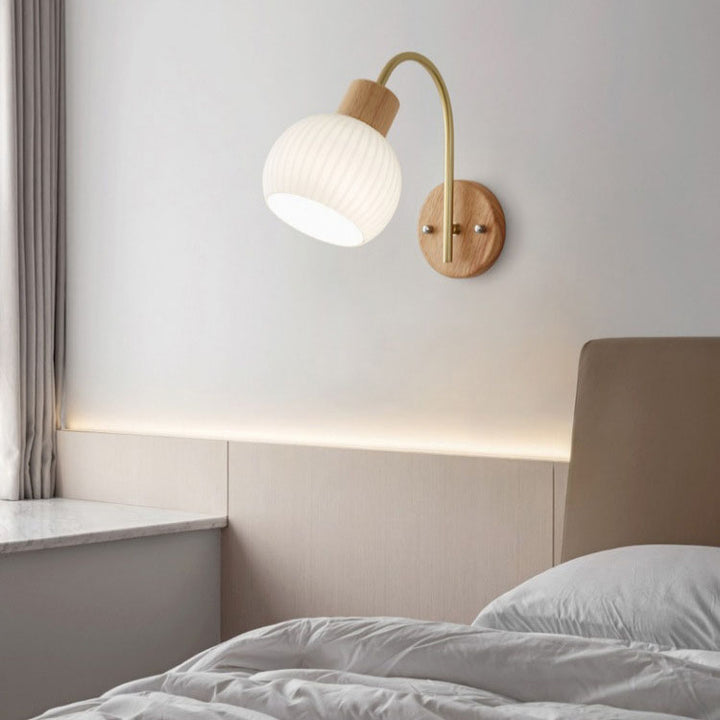 Zeitgenössische nordische 1-flammige Wandleuchte aus Acryl, Holz und Eisen mit Kugel- und Streifendesign für das Wohnzimmer 