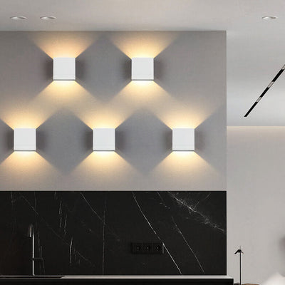 Moderne minimalistische quadratische LED-Wandleuchte aus Aluminium 