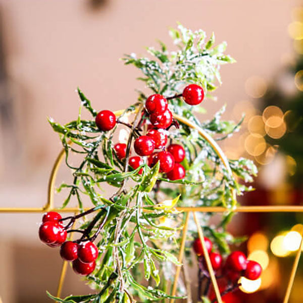 Guirlande lumineuse décorative à piles avec LED, fil de cuivre, aiguilles de pin, fruits rouges de Noël 