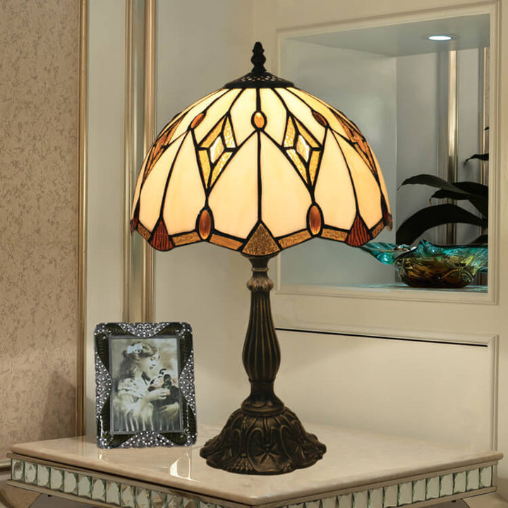 Traditionelle 1-flammige Tiffany-Tischlampe im Barockstil mit kuppelförmigem Schirm aus Buntglas und Gestell aus Zinklegierung für das Schlafzimmer 