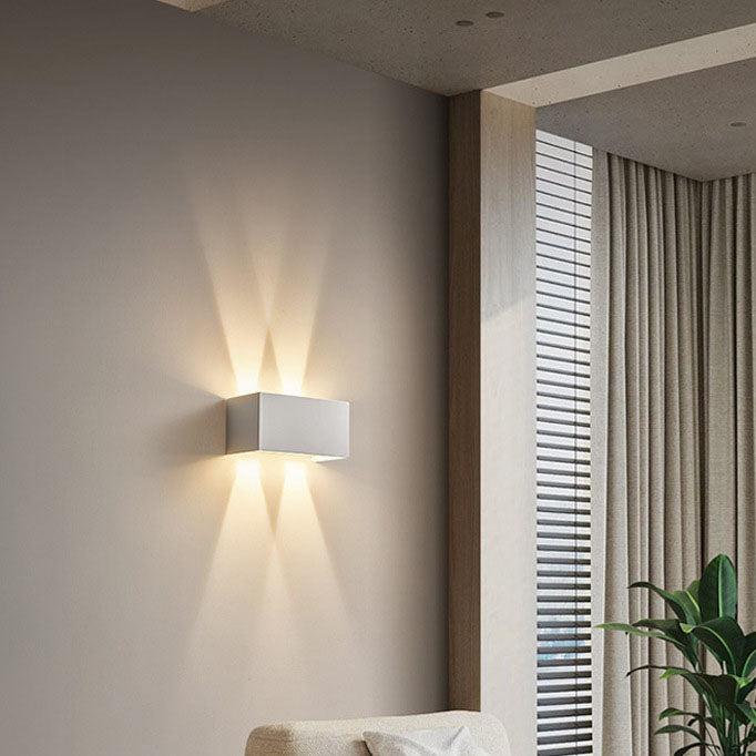 Moderne minimalistische LED-Lesewandleuchte aus Aluminium in quadratischer, flacher Form mit verstellbarem Lichtkegel für den Eingangsbereich 