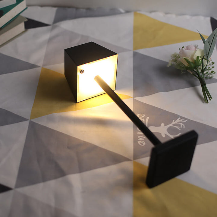 Lampe de table tactile LED carrée en métal de couleur unie moderne 