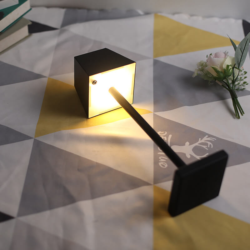 Moderne einfarbige quadratische LED-Touch-Tischlampe aus Metall