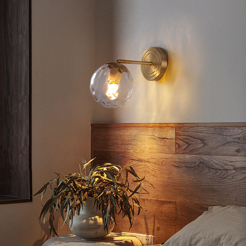 Aplique de pared de 1 luz con esfera de vidrio de lujo moderno y base de cobre para dormitorio 