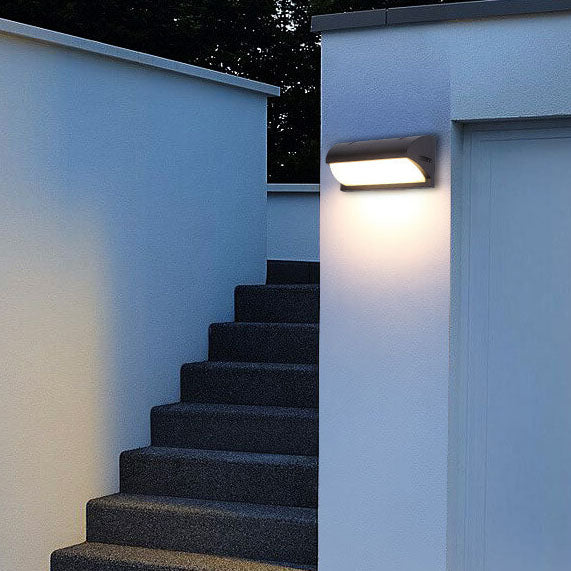 مصباح حائط LED بمستشعر مقاوم للماء بتصميم هندسي بسيط وحديث للاستخدام الخارجي 