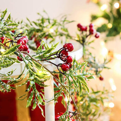 Guirlande lumineuse décorative à piles avec LED, fil de cuivre, aiguilles de pin, fruits rouges de Noël 