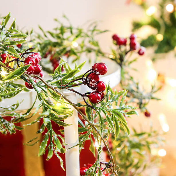 Guirlande lumineuse décorative à piles avec LED, fil de cuivre, aiguilles de pin, fruits rouges de Noël 