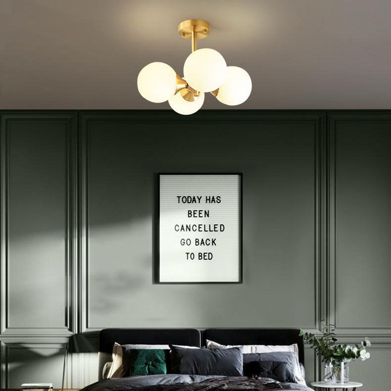 Lustre à 4 lumières avec cadre doré moderne de style mi-siècle et globe en verre pour salon 