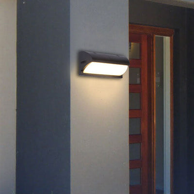 مصباح حائط LED بمستشعر مقاوم للماء بتصميم هندسي بسيط وحديث للاستخدام الخارجي 