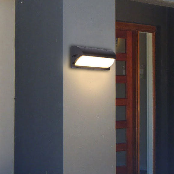 مصباح حائط LED بمستشعر مقاوم للماء بتصميم هندسي بسيط وحديث للاستخدام الخارجي 