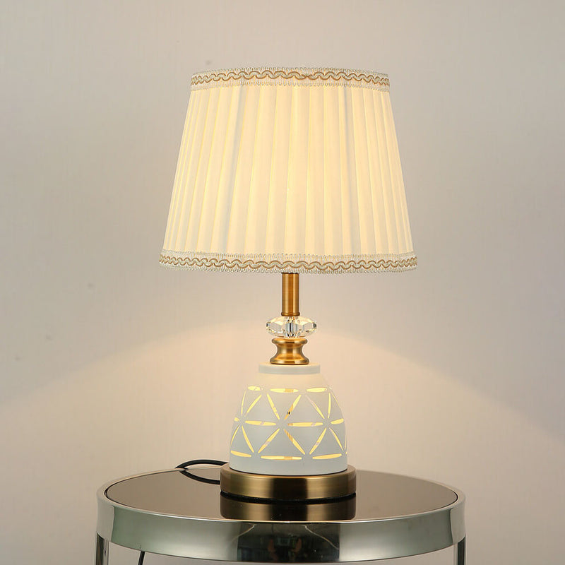 Moderne minimalistische Tischlampe aus Stoff mit einfarbiger Hardware und 1 Licht 