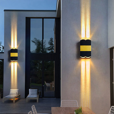 مصباح حائط خارجي مقاوم للماء بتصميم مستطيل حديث من الألومنيوم والزجاج مع إضاءة LED 