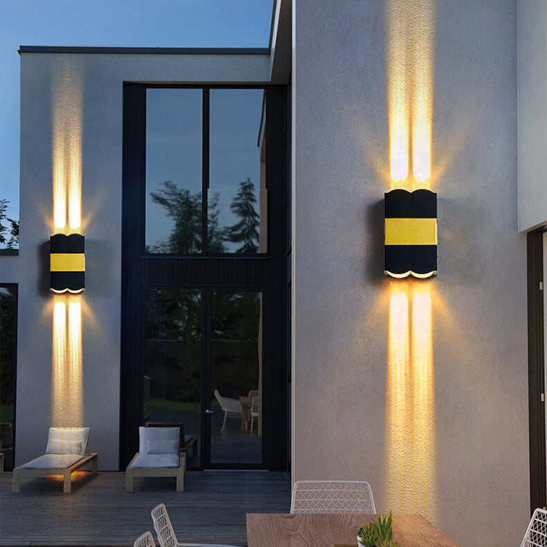 مصباح حائط خارجي مقاوم للماء بتصميم مستطيل حديث من الألومنيوم والزجاج مع إضاءة LED 
