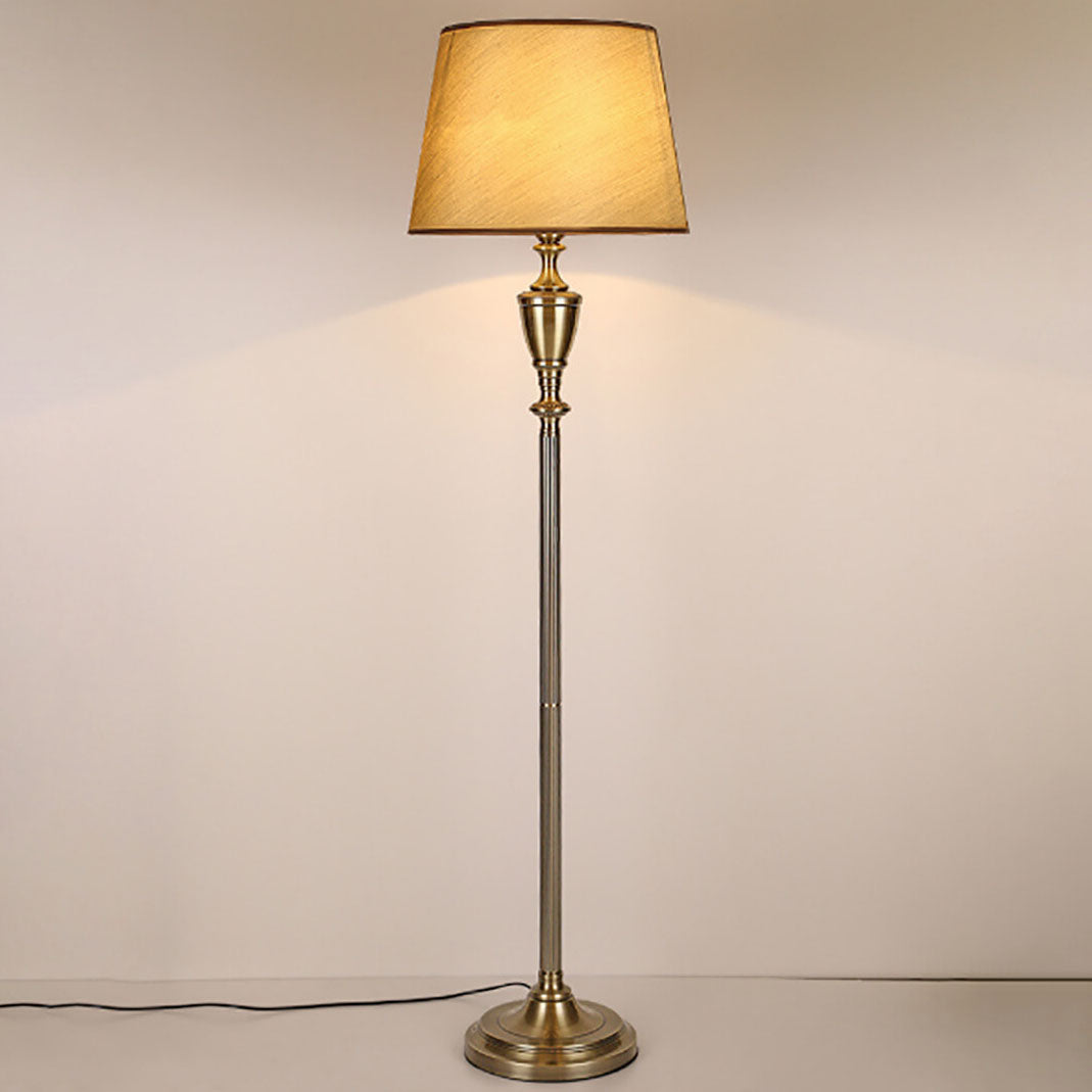 Traditionelle Vintage-Stehlampe mit Stoff-Kegelschirm und Metallgestell, 1-flammig, für das Schlafzimmer 