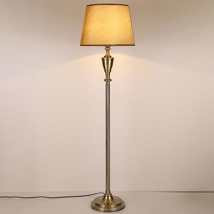 Traditionelle Vintage-Stehlampe mit Stoff-Kegelschirm und Metallgestell, 1-flammig, für das Schlafzimmer 